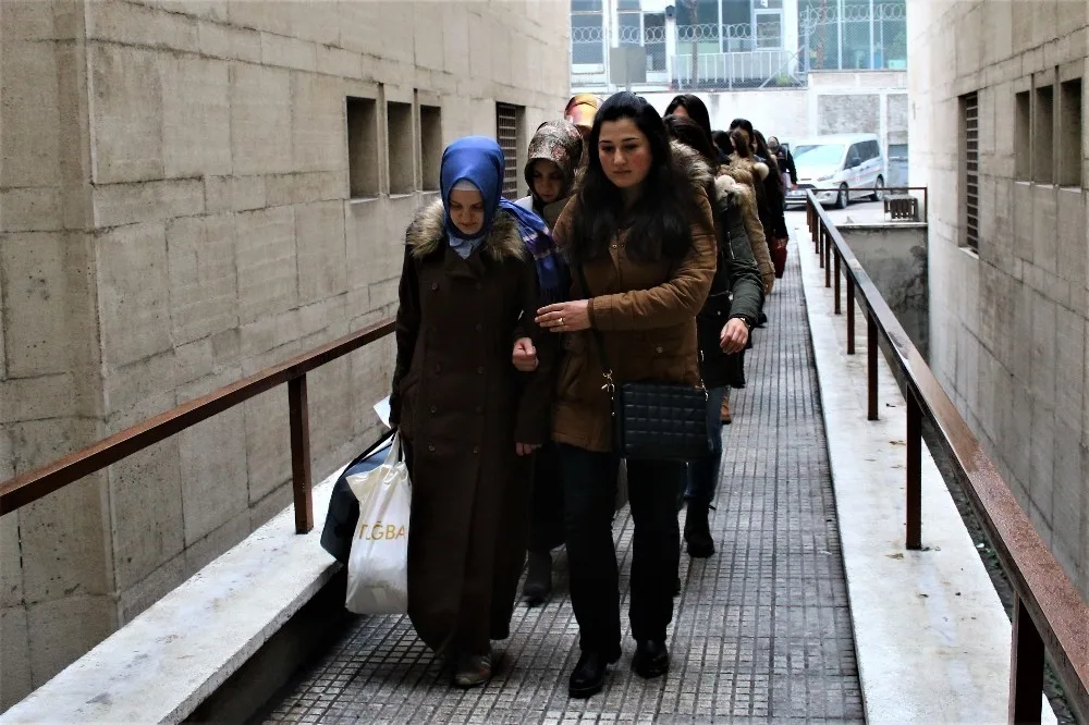 Fetö Operasyonunda Gözaltına Alınan 13 Kadın Şüpheli Adliyeye Sevk Edildi