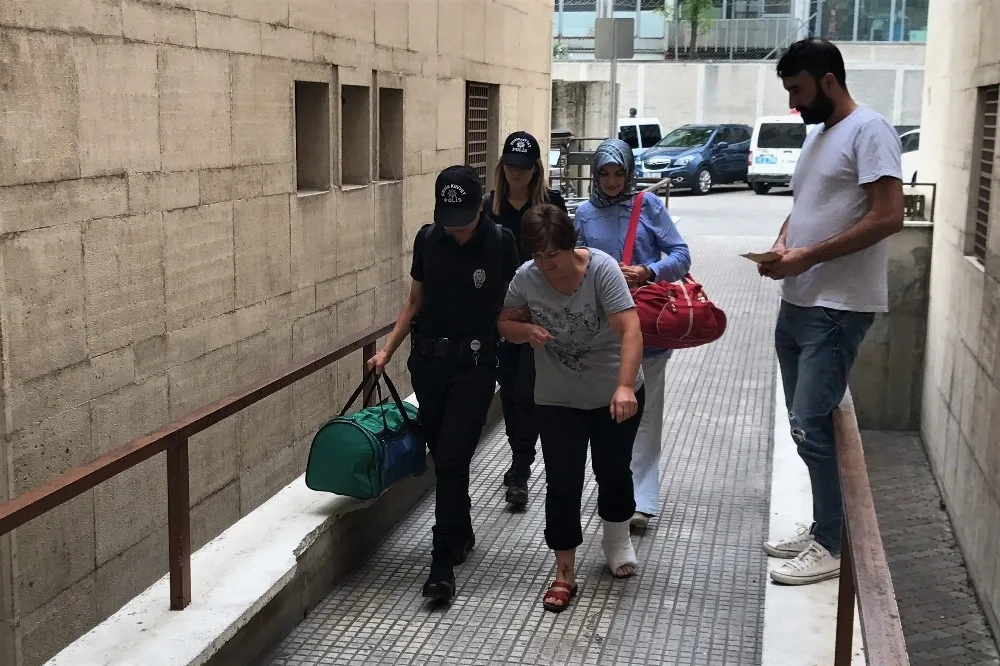 Fetö Şüphelisi Kadın Öğretmen Polisten Kaçmak İçin Balkondan Atladı, Ayağını Kırdı