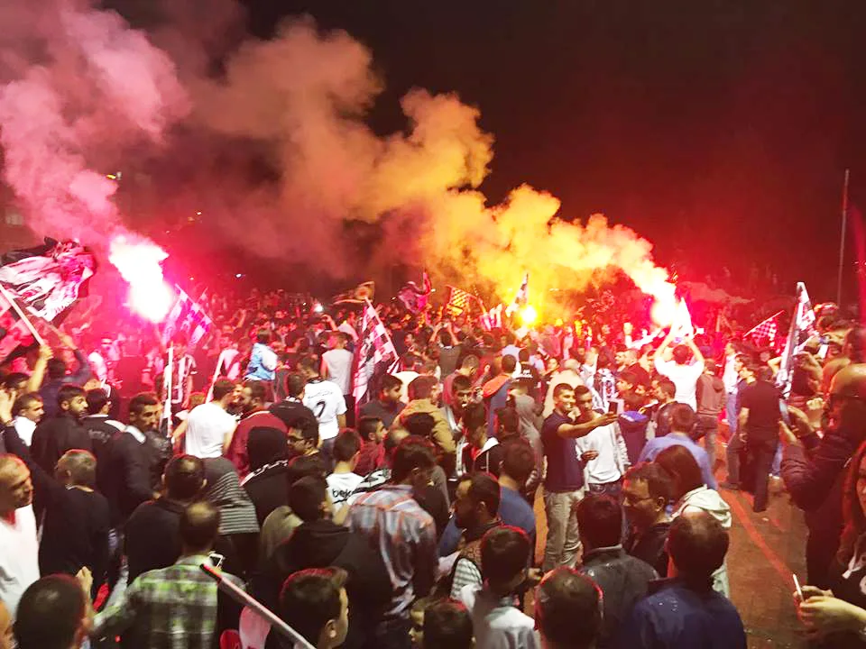 KARTALLAR MEYDANA İNDİ