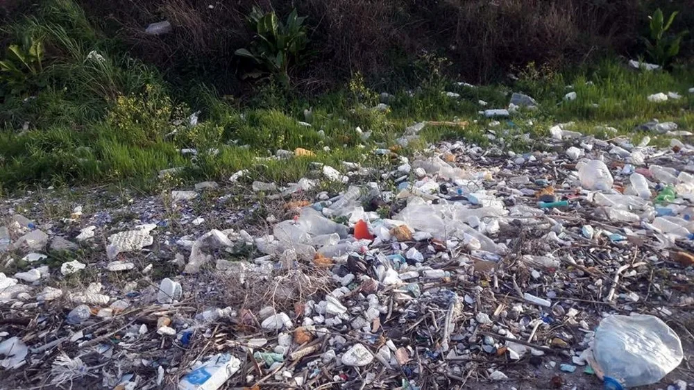 Fırtına Sonrası Sahil Kenarı Çöp Yığınına Döndü