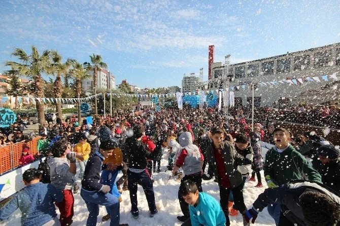 Forum Mersinde Kar Etkinliği