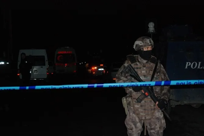 Gaziosmanpaşada Dur İhtarına Uymayan Şüphelilerle Polis Arasında Çatışma Çıktı