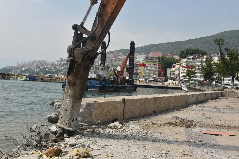 Gemlik Meydanı Denizle Bütünleşiyor