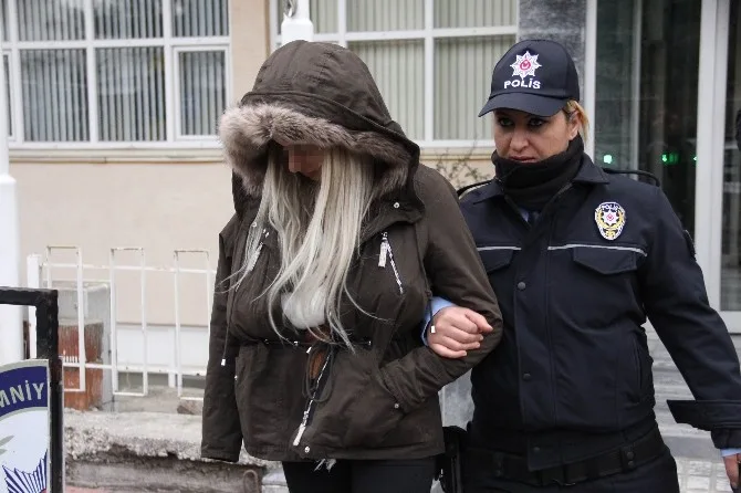 Genç Kız Eski Sevgilisini Bıçakla Ağır Yaraladı