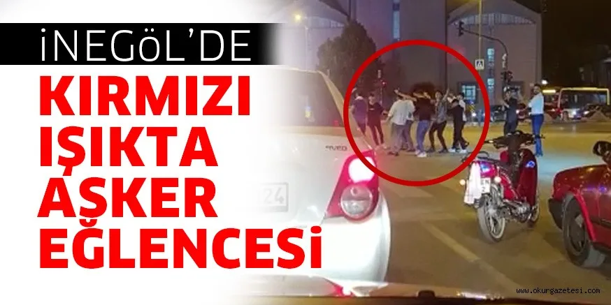 Gençlerin kırmızı ışıktaki asker eğlencesi kameraya yansıdı