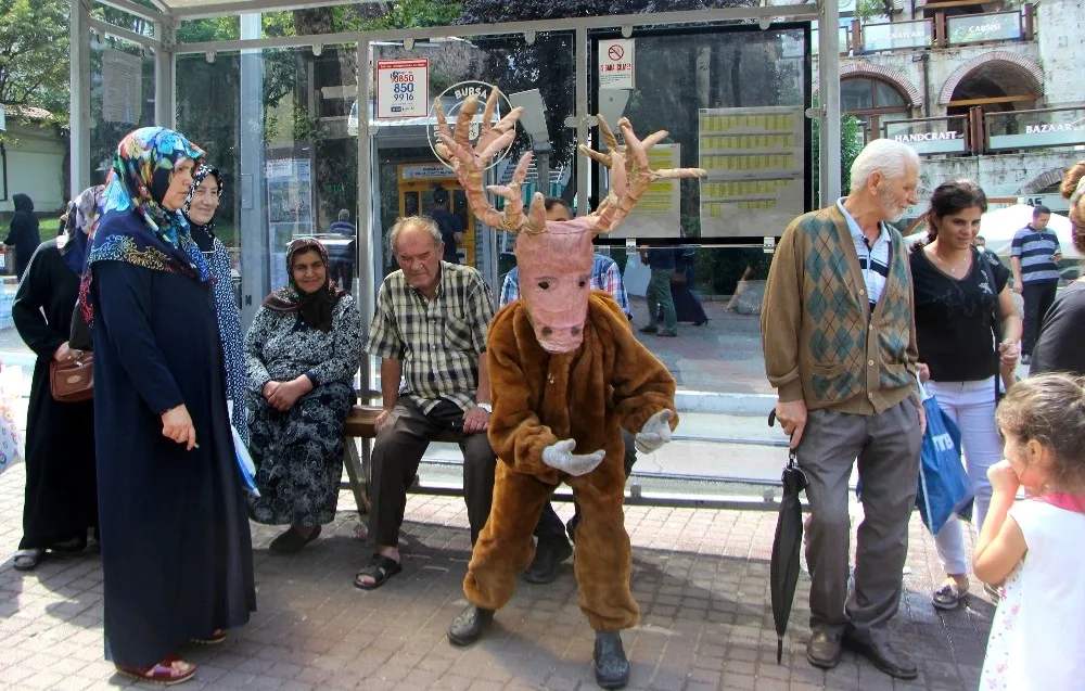 Geyik Dağdan İndi, Otobüse Bindi