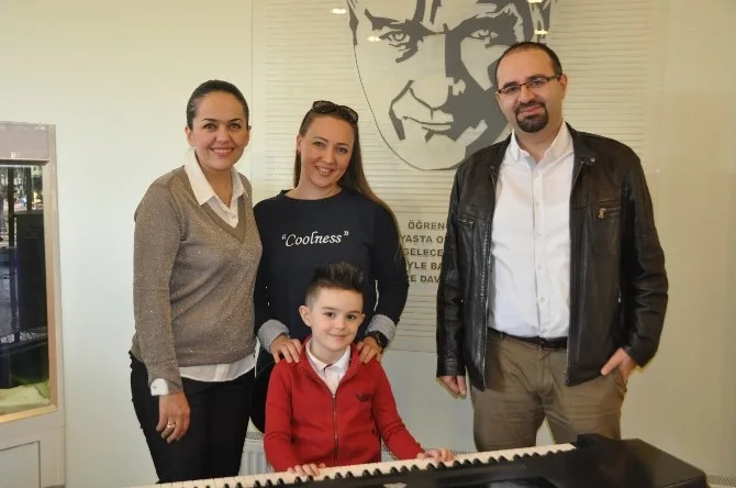 Gkvli Minik Piyanistten Mini Konser