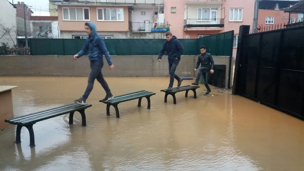 Göle Dönen Okul Bahçesine Banklardan İlkel Köprü