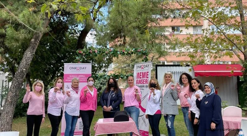 Gönüllü kadınlar kanser hastaları için anahtarlık ördü