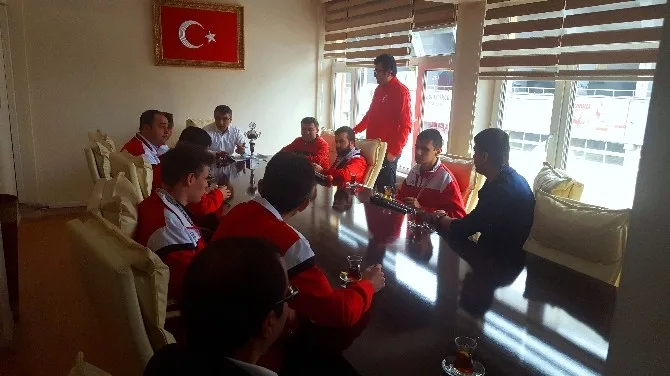 Görme Engelli Sporculardan Hüseyin Aksoya Ziyaret