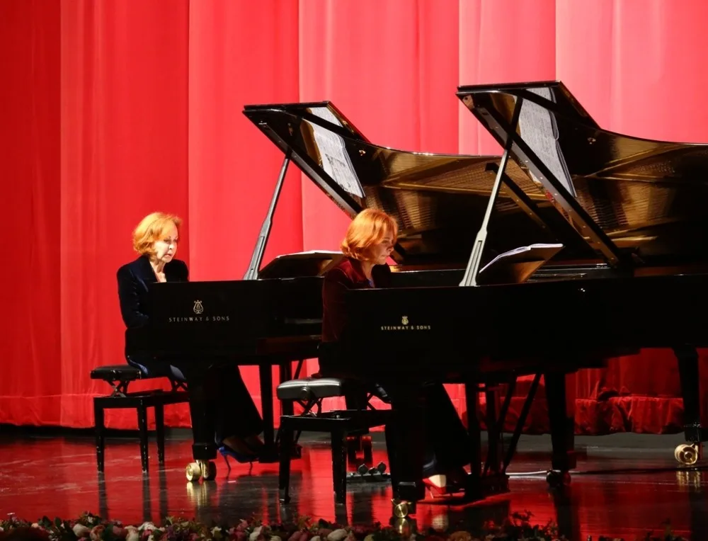 Güher Ve Süher Pekinelden Çocuk Orkestrası Yararına Konser
