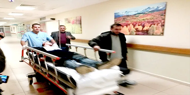 DEVRiLEN TRAKTöRüN ALTINDA KALDI