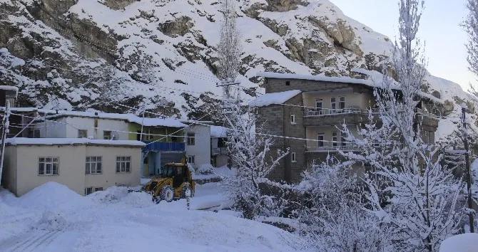 Hakkaride Yol Açma Çalışması