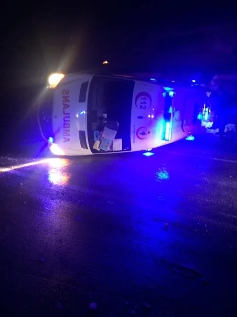 Hasta Taşıyan Ambulans Devrildi