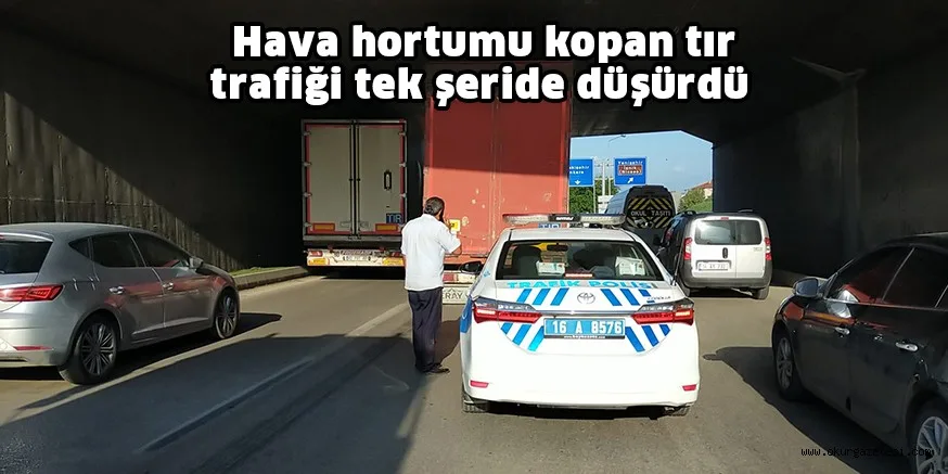 Hava hortumu kopan tır, trafiği tek şeride düşürdü