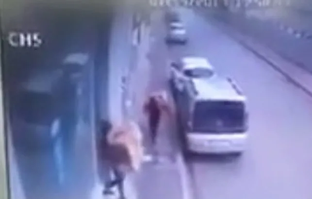 Hem Çaldılar Hem De Kameraya Hareket Yaptılar