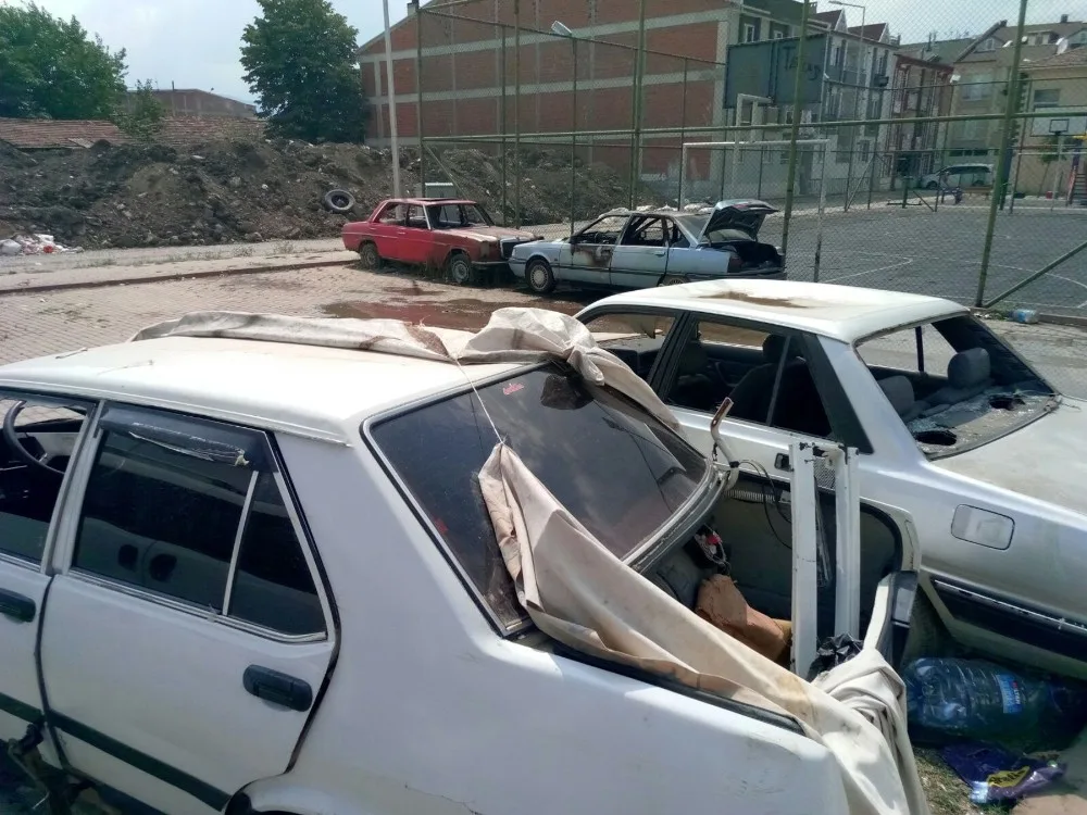 Hurda Araç Yandı, Mahalleli Tepki Gösterdi