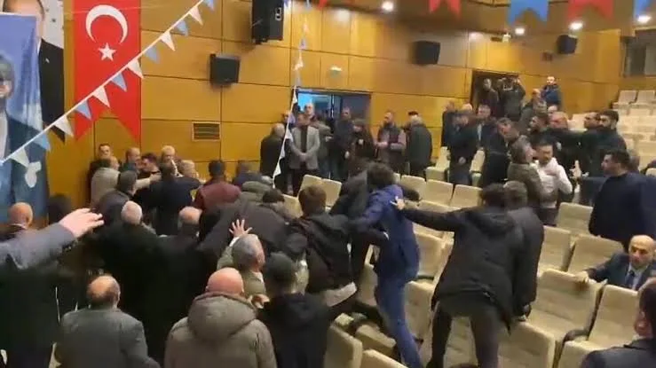 İYİ Parti Merkez İlçe Kongresinde partililer arasında arbede çıktı