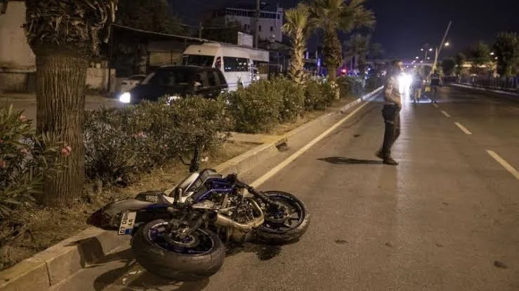 Yoldan çıkıp bahçedeki ağaca çarpan motosikletteki 1 kişi öldü