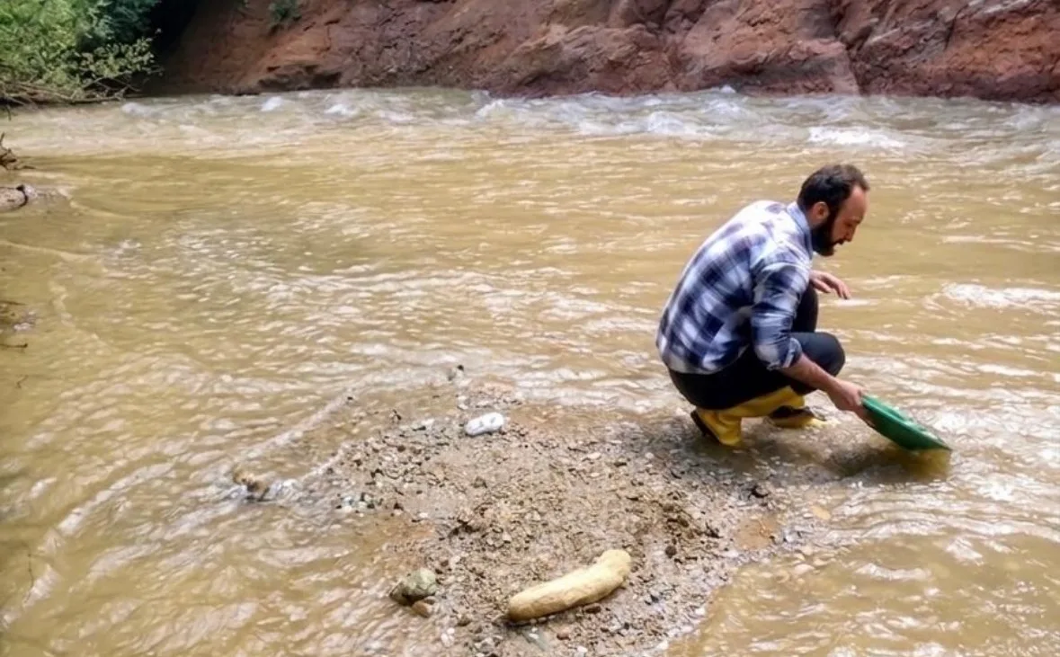 İnegöl’de kırıntı madenciliği ilgi uyandırıyor, vatandaşlar eleme yöntemi ile altın arıyor