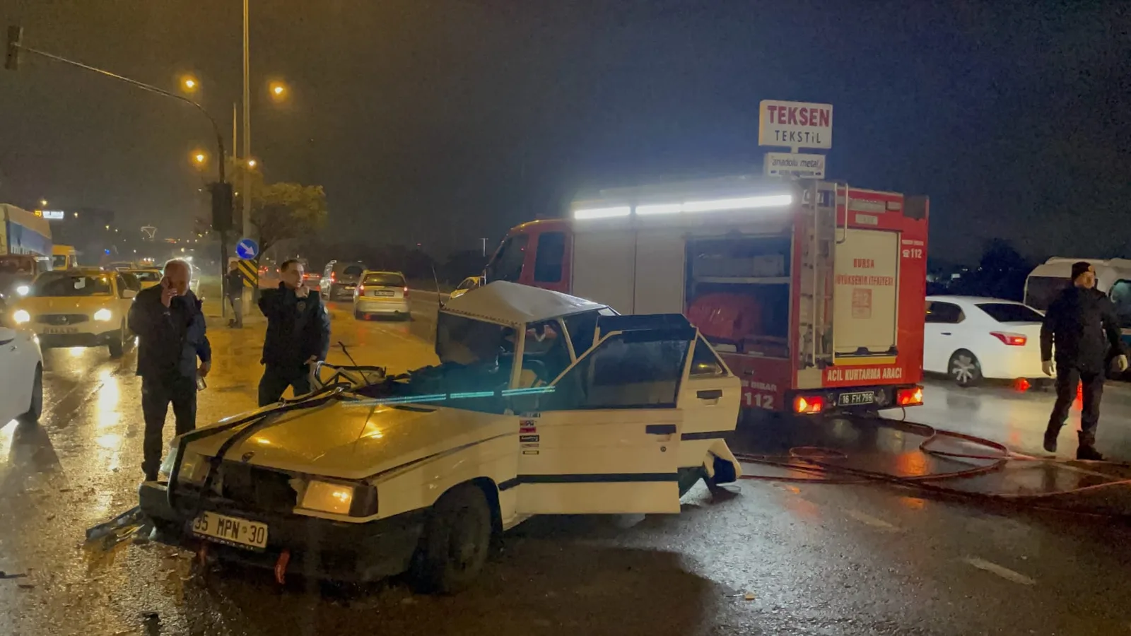 Bursa'da kamyonetle çarpışan otomobildeki 2 kişi yaralandı