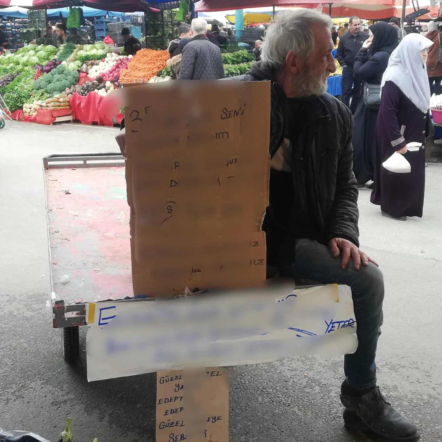 Pazartesi pazarında efkar tezgahı... Bakan bir daha baktı