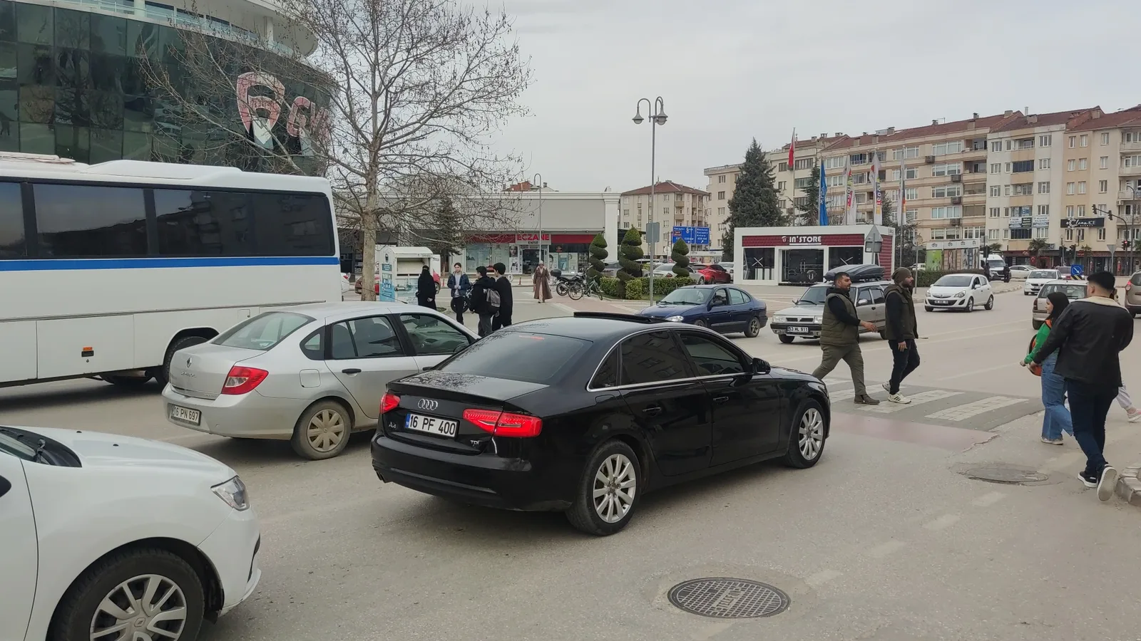 Hem yayalar hem de sürücüler şaşkın...
