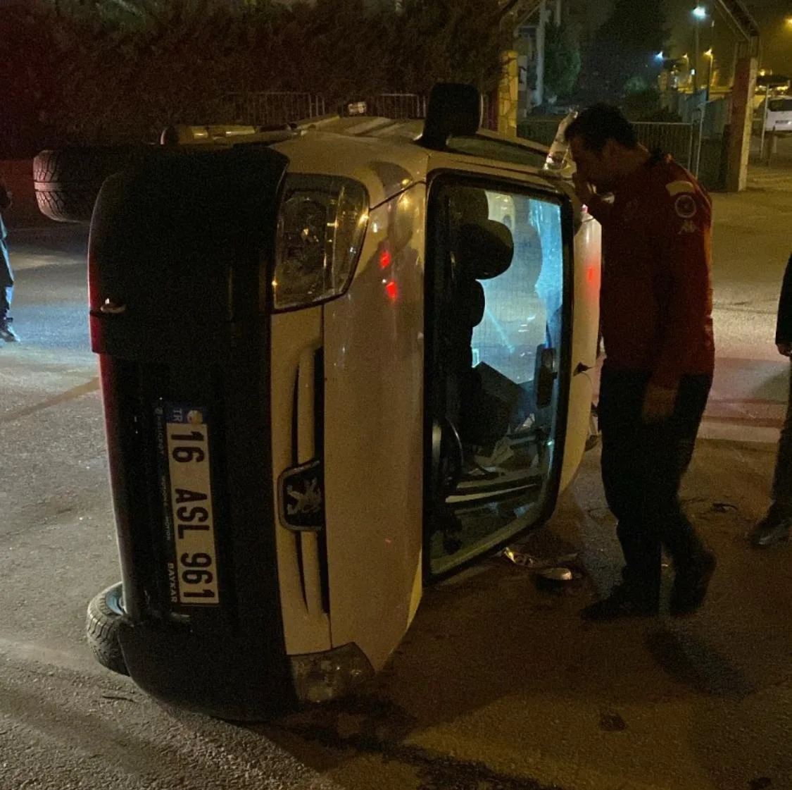 Kazaya karışan araç devrildi