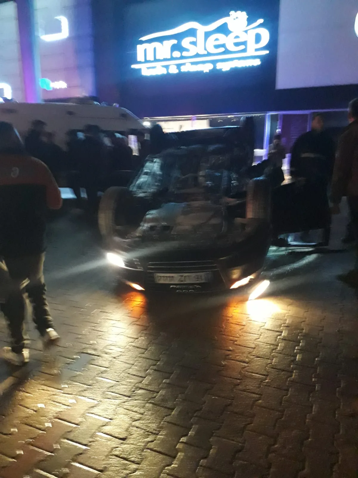İnegöl'de takla atarak ters duran otomobildeki 3 genç yaralandı
