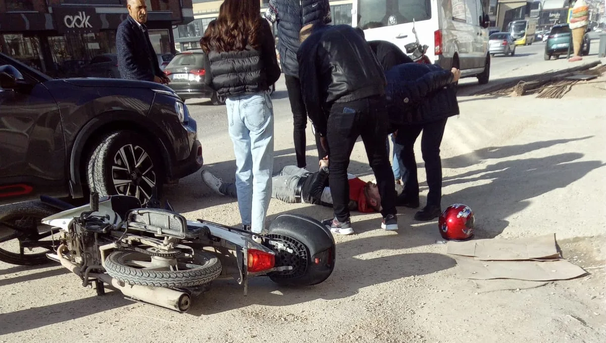 Kadın sürücünün U dönüşü, kazaya neden oldu