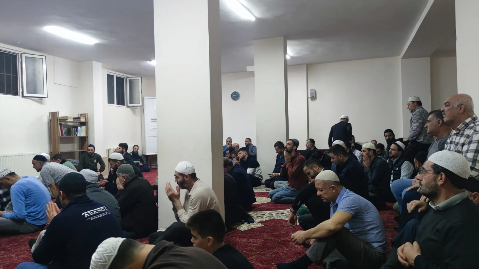 İnegöl vatandaşlar iftar sofrasında buluşup, Kadir Gecesi'ni idrak etti