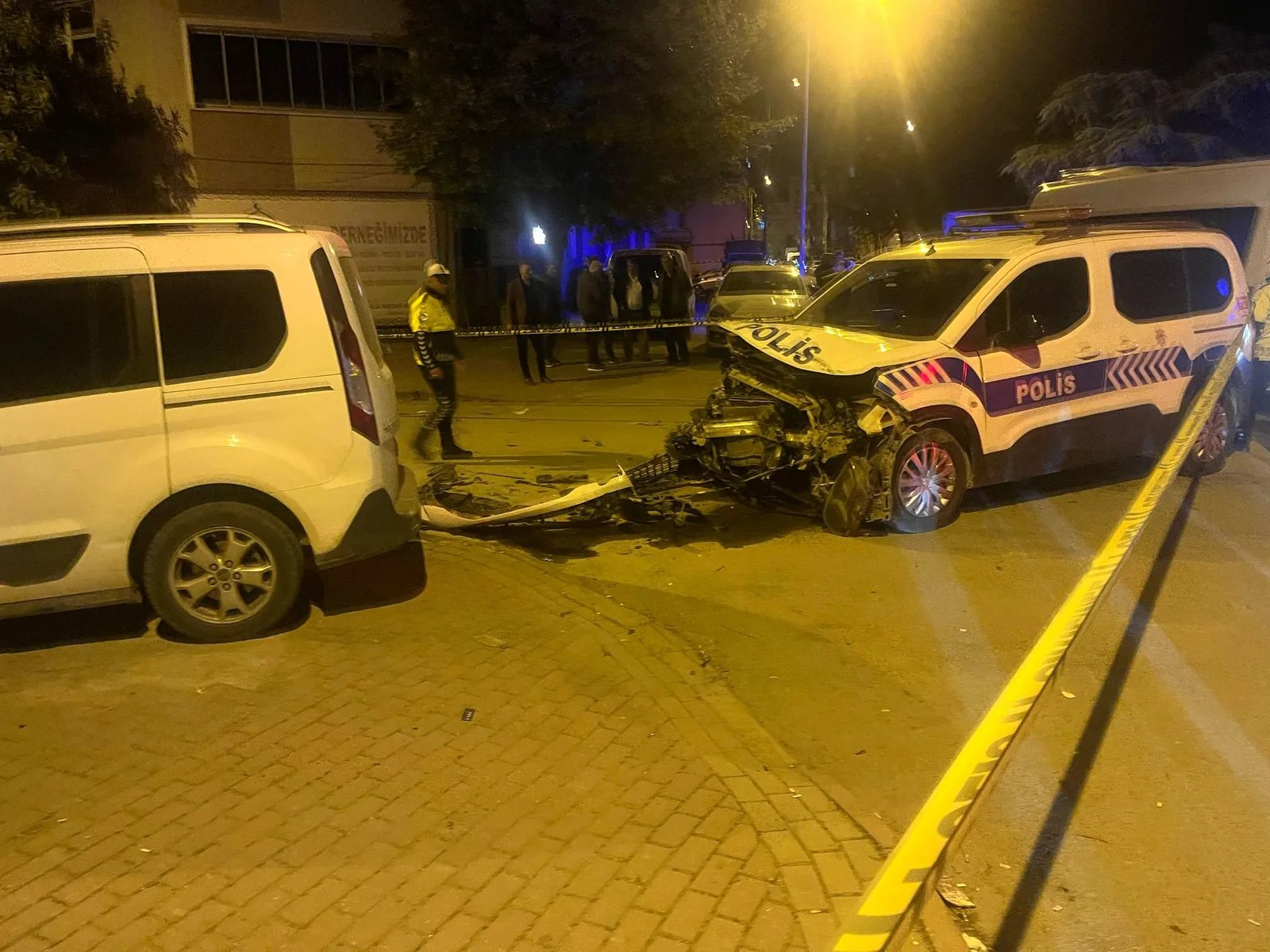 İnegöl'de kaza, 2 polis yaralandı