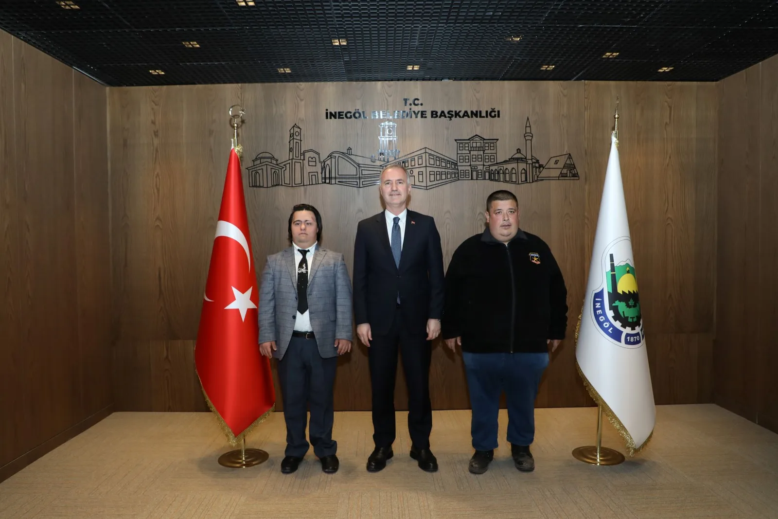 Belediye’nin özel personelleri yüzleri güldürüyor