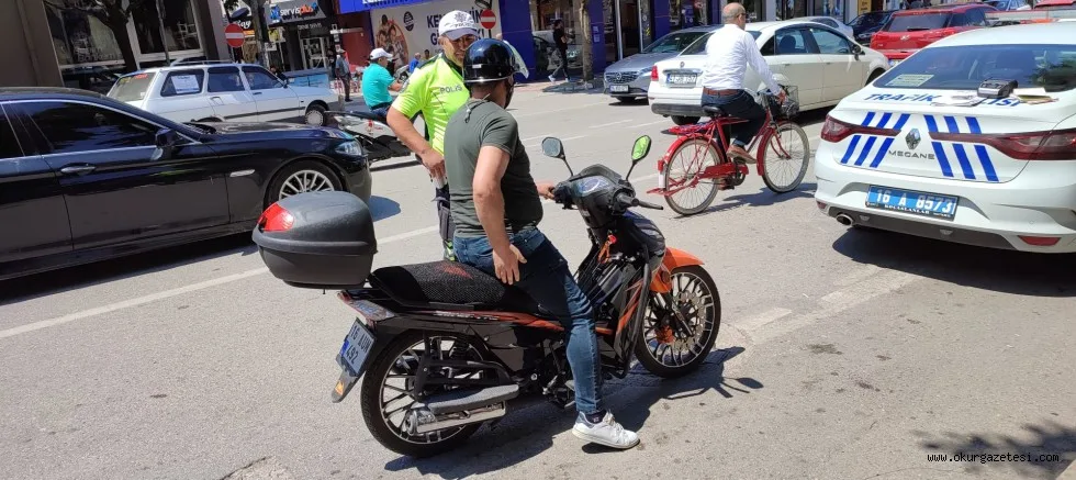 İnegöl'de motosikletlere yapılan uygulamalarda fazla yolcu taşıyan motosiklet sürücülerine ceza kesiliyor.