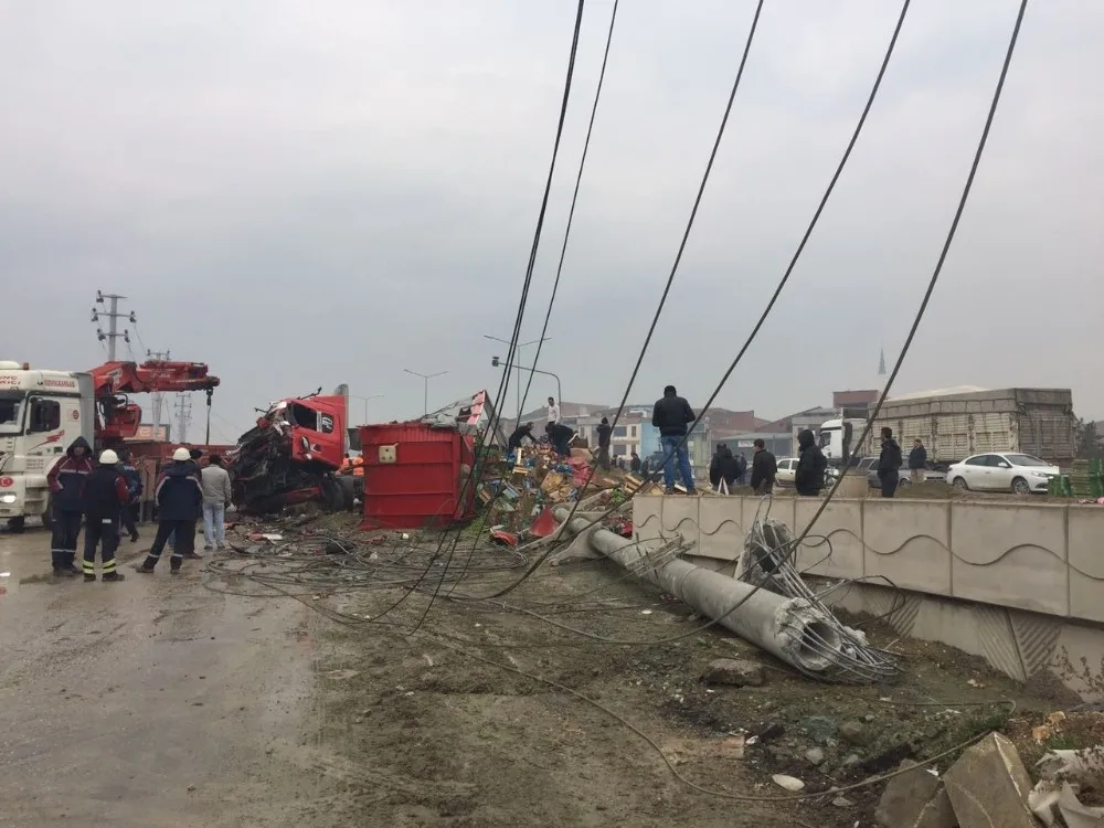 İnegölde Kontrolden Çıkan Tır Elektrik Direğine Çarptı. 25 Megavatlık Ana Hat Enerjisiz Kaldı
