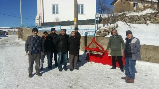 İnönüde Tüm Mahalle Muhtarlarına Kar Küreme Aleti