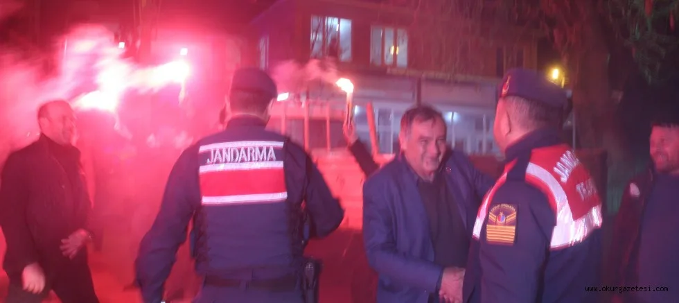 İSAÖRENLİ GENÇLER ASILSIZ İHBARLA MAHALLEYE GELEN JANDARMAYI TÜRK BAYRAKLARI İLE KARŞILADI