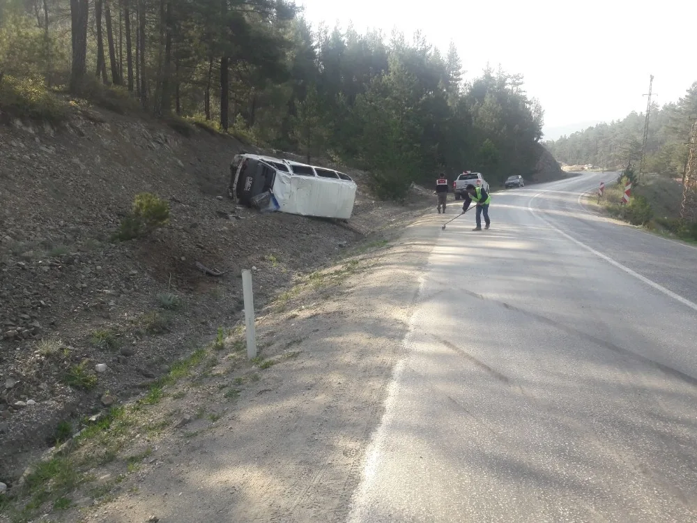 İşçileri Taşıyan Minibüs Devrildi: 10 Yaralı
