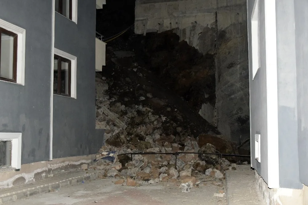İstinat Duvarı Binanın Üzerine Yıkıldı