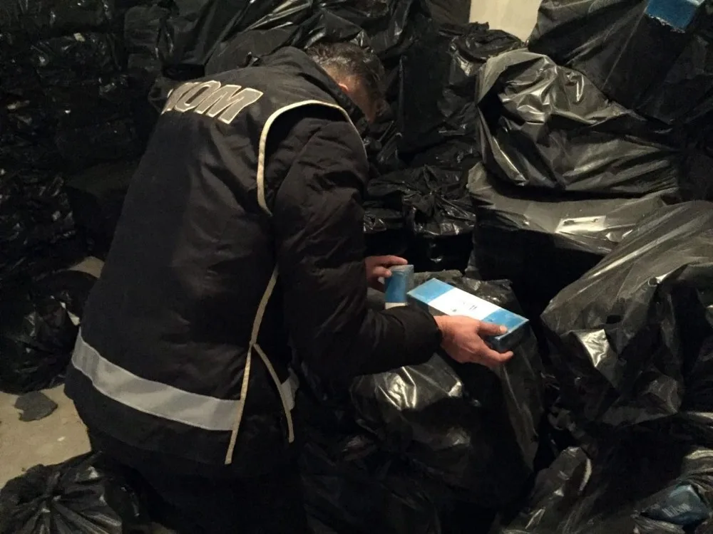İzmirde 330 Bin Paket Kaçak Sigara Ele Geçirildi