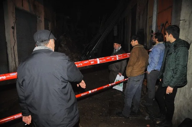 İzmirde Metruk Çöktü, Facianın Eşiğinden Dönüldü