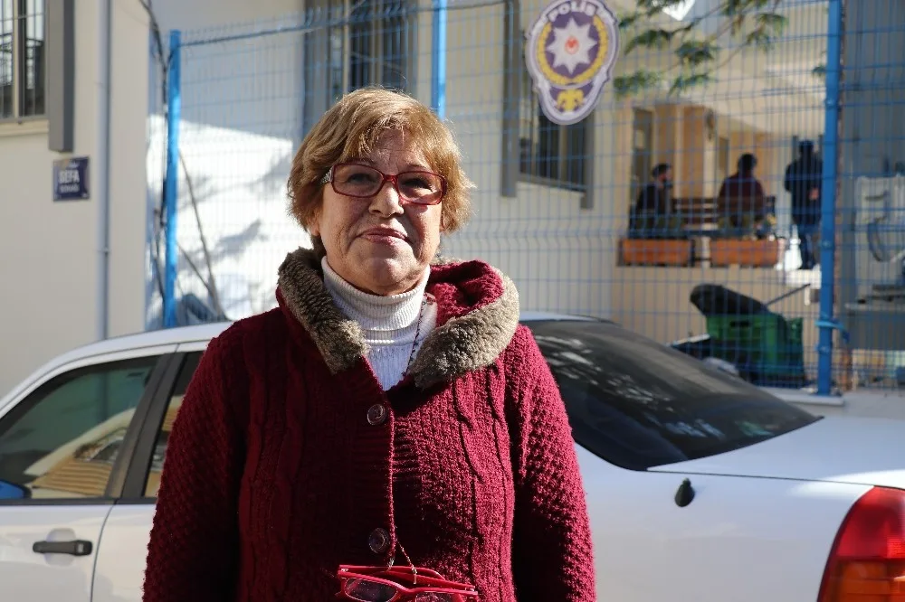 İzmirde Referandum Çalışmaları Sırasında Chpli Kadınlara Saldırı