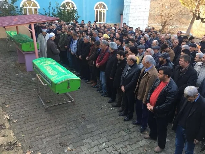 İzmirdeki Cinayetin Kurbanları Toprağa Verildi