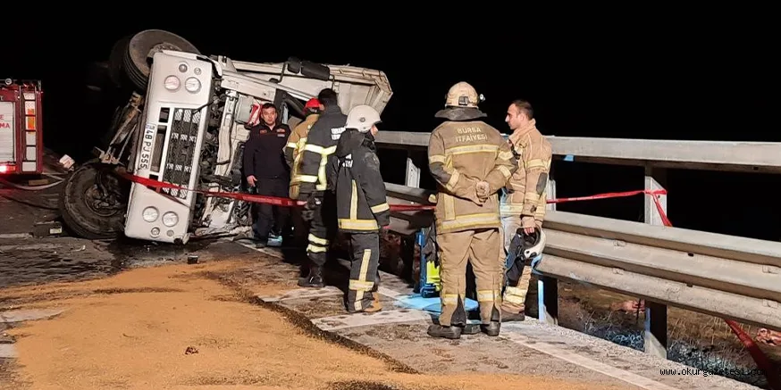 İznik'te devrilerek bariyerlere çarpan kamyondaki 2 kişiden biri öldü