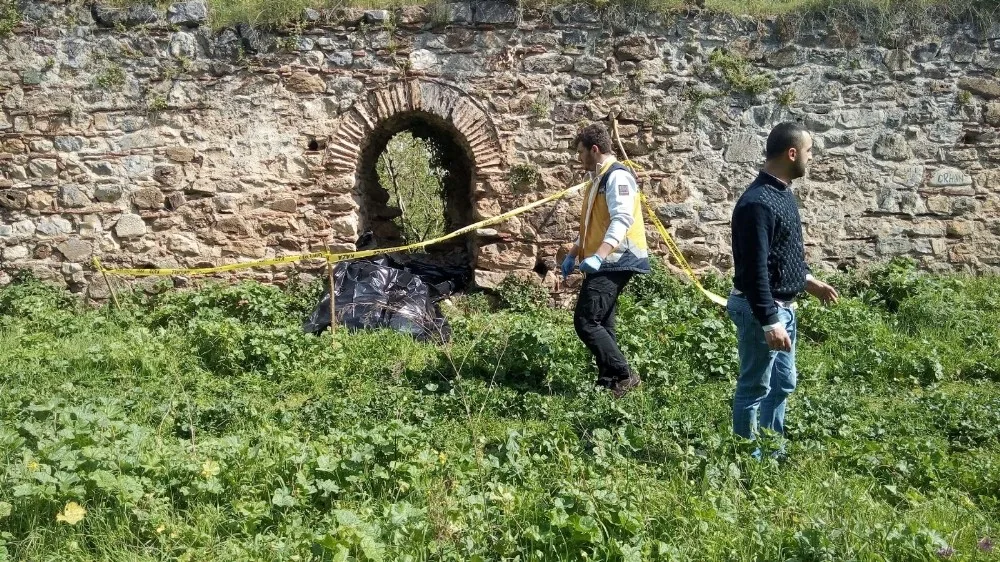 İznikte Tarihi Surlarda Erkek Cesedi Bulundu