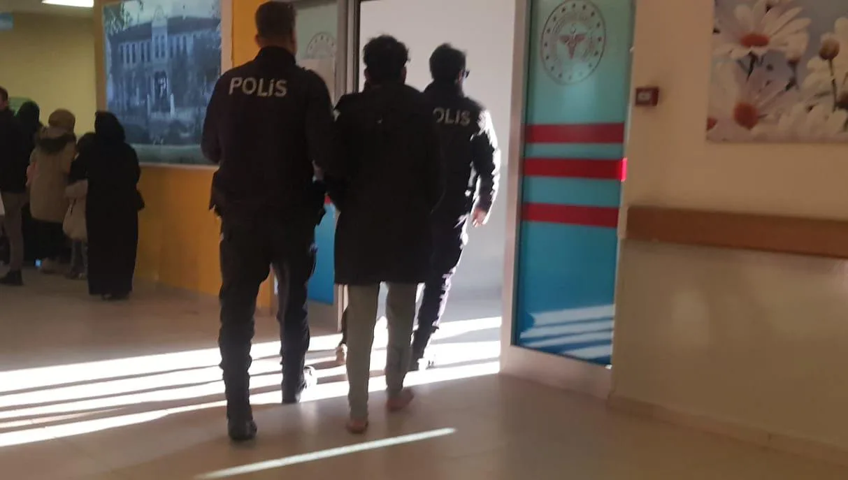 Polisi görünce kaçan kaçak göçmenler yalınayak gözaltına alındı