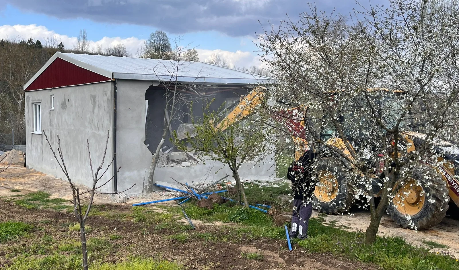 İnegöl’de 142 kaçak yapı yıkıldı