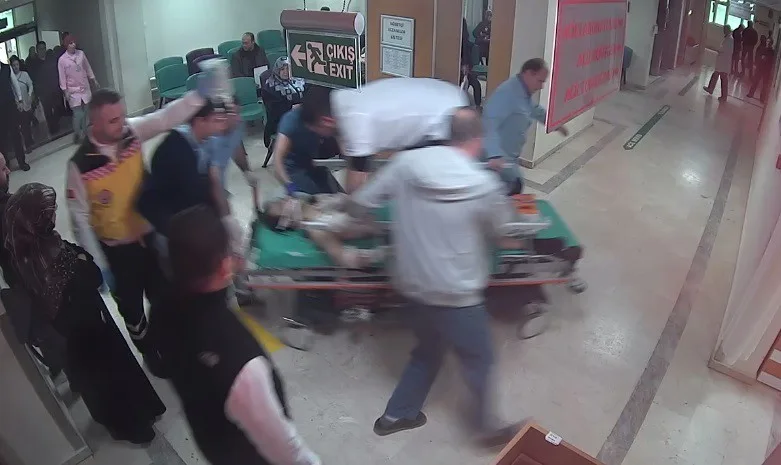 Kahraman Doktor Sedyenin Üstüne Çıktı, Kalbinden Bıçaklanan Adamı Böyle Hayata Döndürdü
