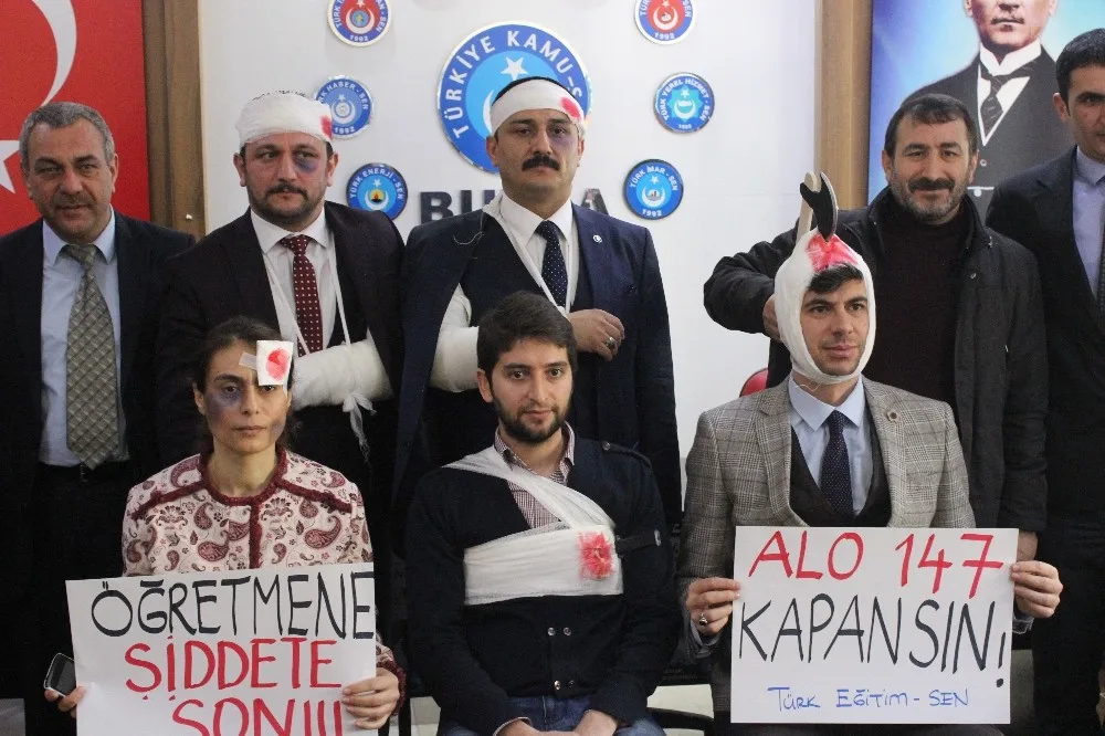 Kalbine Bıçak Saplanan Ve Kafasında Baltayla Gezen Öğretmenler Eylem Yaptı