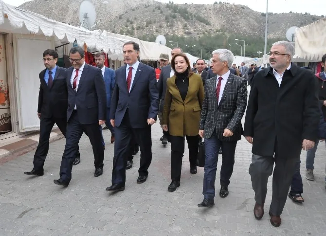 Kamu Başdenetçisi Malkoç Gaziantepteki Çadır Kenti Ziyaret Etti